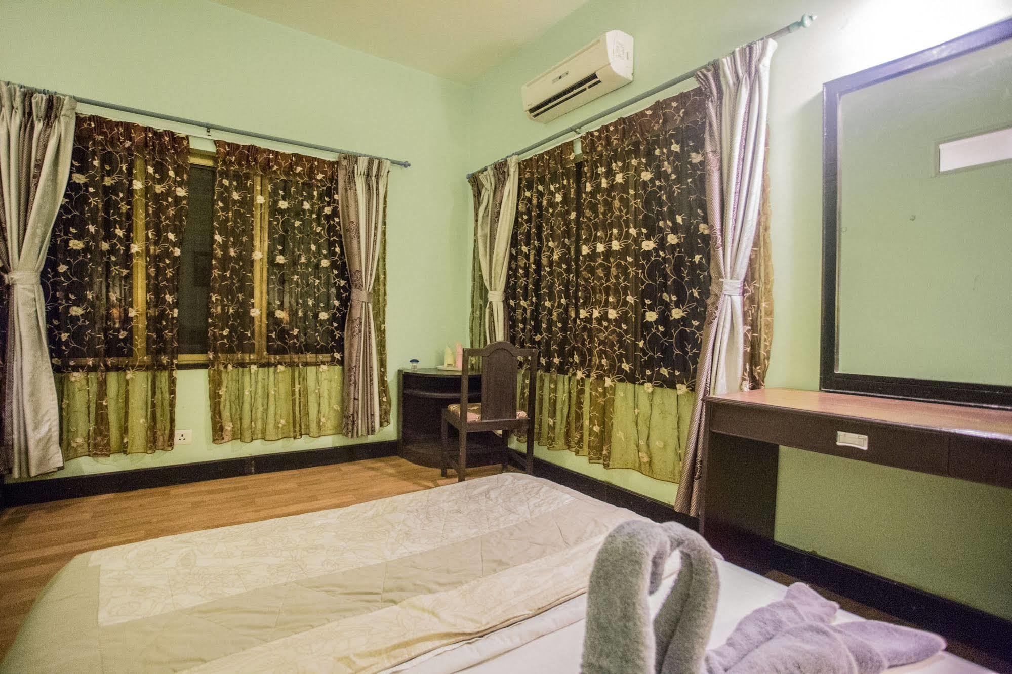 Hotel Ananda Inn Rummindei Buitenkant foto